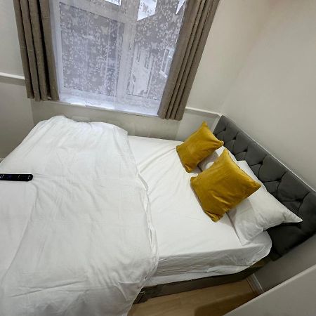 3Rd Studio Flat With Private Toilet And Bathroom Setup For Family Enjoyment 134 Keedonwood Road Bromley Eksteriør bilde