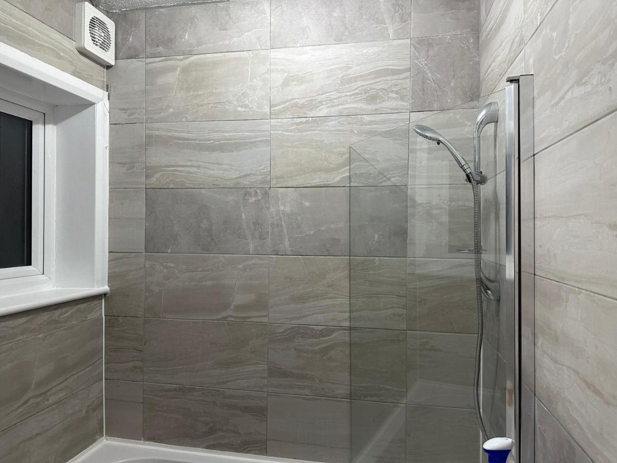 3Rd Studio Flat With Private Toilet And Bathroom Setup For Family Enjoyment 134 Keedonwood Road Bromley Eksteriør bilde