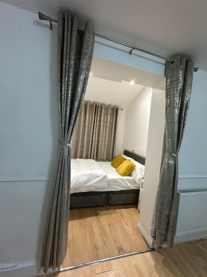 3Rd Studio Flat With Private Toilet And Bathroom Setup For Family Enjoyment 134 Keedonwood Road Bromley Eksteriør bilde