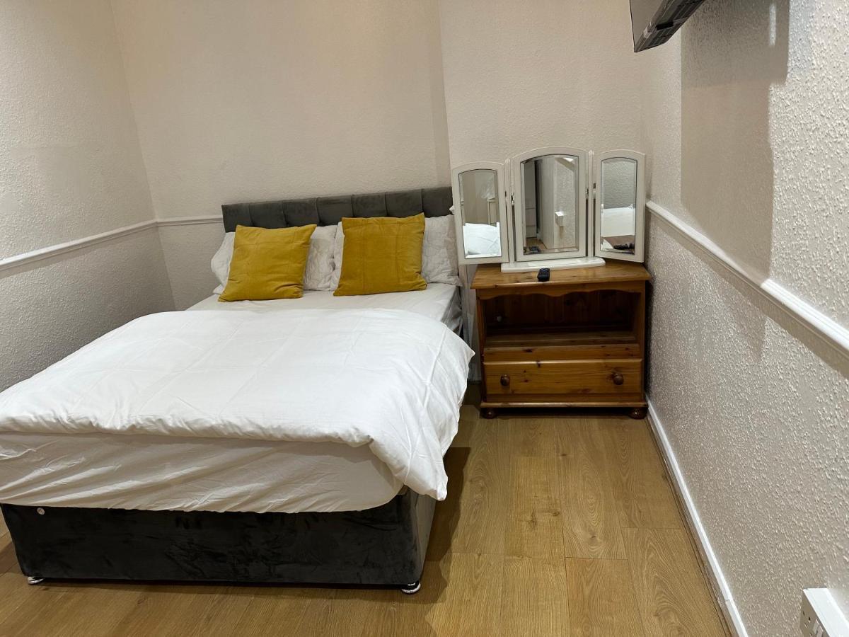 3Rd Studio Flat With Private Toilet And Bathroom Setup For Family Enjoyment 134 Keedonwood Road Bromley Eksteriør bilde