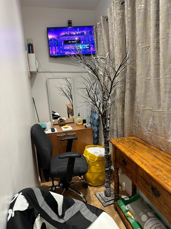 3Rd Studio Flat With Private Toilet And Bathroom Setup For Family Enjoyment 134 Keedonwood Road Bromley Eksteriør bilde