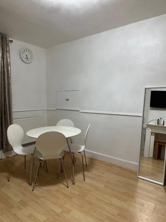 3Rd Studio Flat With Private Toilet And Bathroom Setup For Family Enjoyment 134 Keedonwood Road Bromley Eksteriør bilde