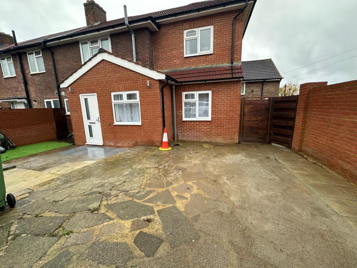 3Rd Studio Flat With Private Toilet And Bathroom Setup For Family Enjoyment 134 Keedonwood Road Bromley Eksteriør bilde