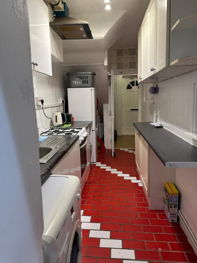 3Rd Studio Flat With Private Toilet And Bathroom Setup For Family Enjoyment 134 Keedonwood Road Bromley Eksteriør bilde