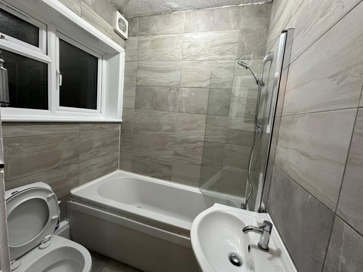 3Rd Studio Flat With Private Toilet And Bathroom Setup For Family Enjoyment 134 Keedonwood Road Bromley Eksteriør bilde