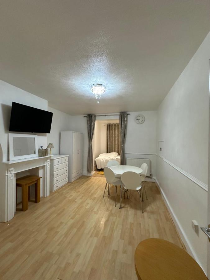 3Rd Studio Flat With Private Toilet And Bathroom Setup For Family Enjoyment 134 Keedonwood Road Bromley Eksteriør bilde