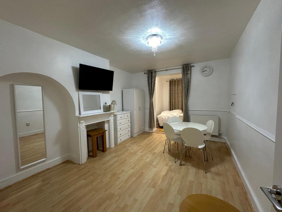 3Rd Studio Flat With Private Toilet And Bathroom Setup For Family Enjoyment 134 Keedonwood Road Bromley Eksteriør bilde