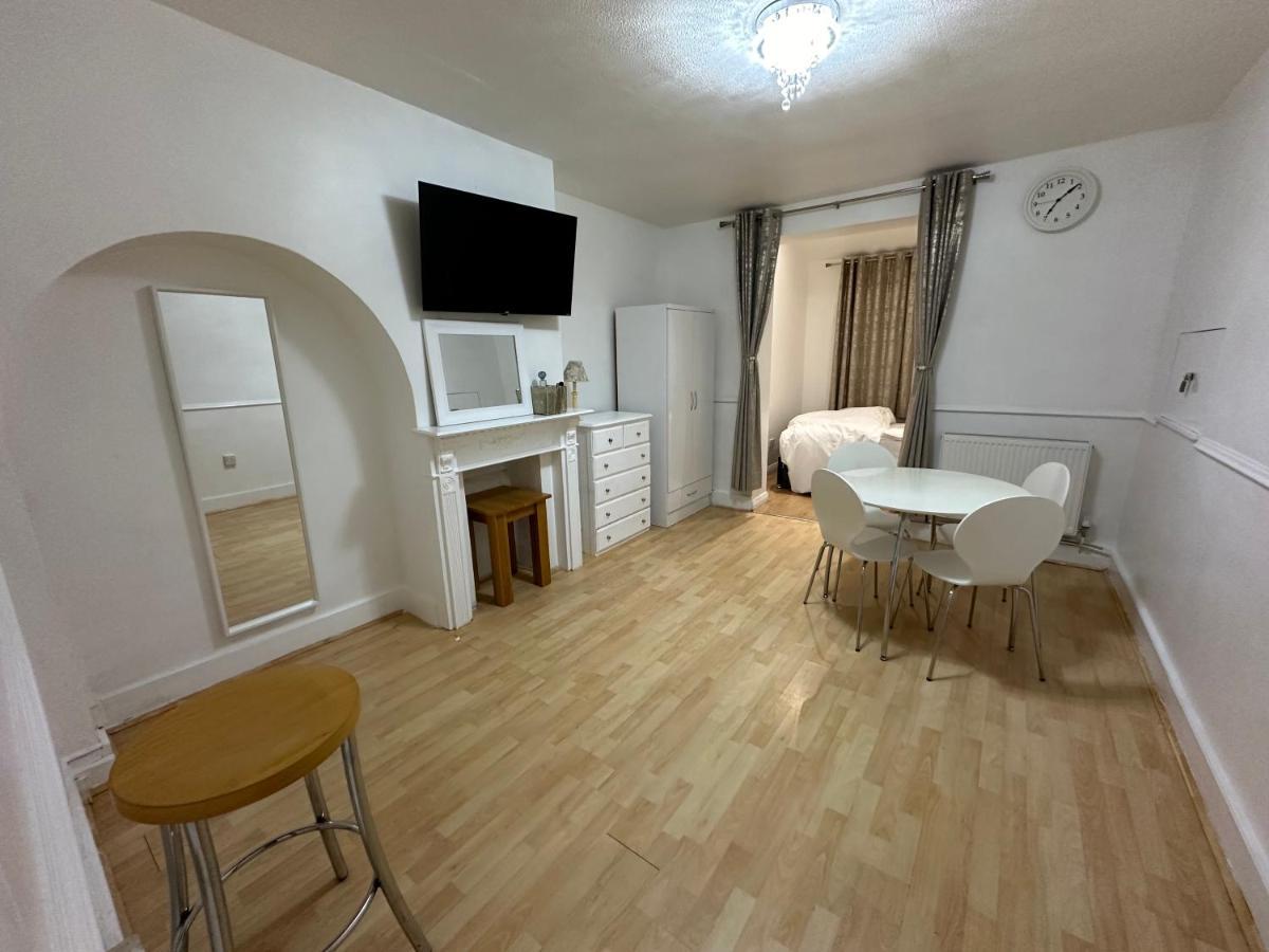 3Rd Studio Flat With Private Toilet And Bathroom Setup For Family Enjoyment 134 Keedonwood Road Bromley Eksteriør bilde