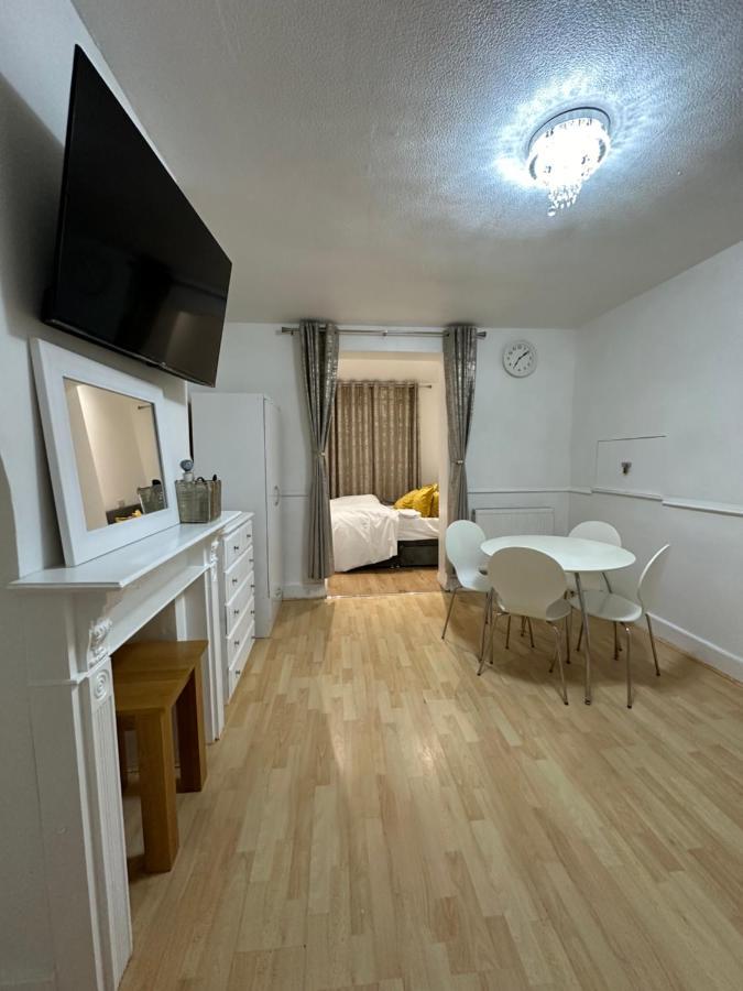 3Rd Studio Flat With Private Toilet And Bathroom Setup For Family Enjoyment 134 Keedonwood Road Bromley Eksteriør bilde