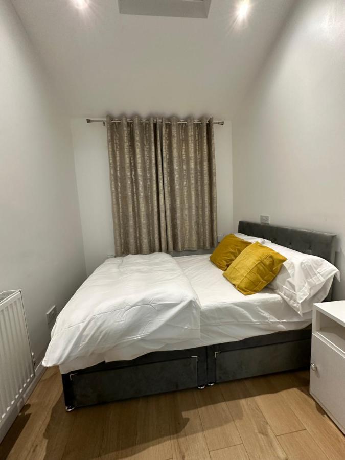 3Rd Studio Flat With Private Toilet And Bathroom Setup For Family Enjoyment 134 Keedonwood Road Bromley Eksteriør bilde