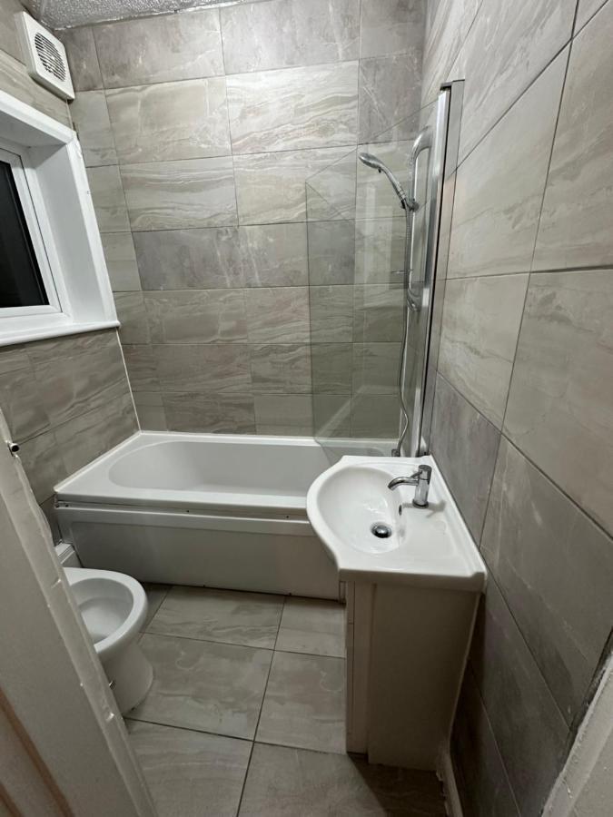 3Rd Studio Flat With Private Toilet And Bathroom Setup For Family Enjoyment 134 Keedonwood Road Bromley Eksteriør bilde