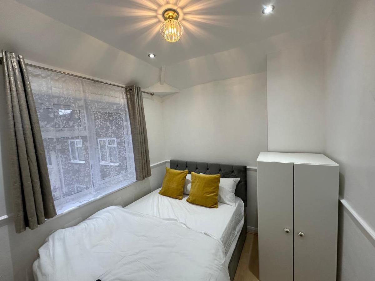 3Rd Studio Flat With Private Toilet And Bathroom Setup For Family Enjoyment 134 Keedonwood Road Bromley Eksteriør bilde