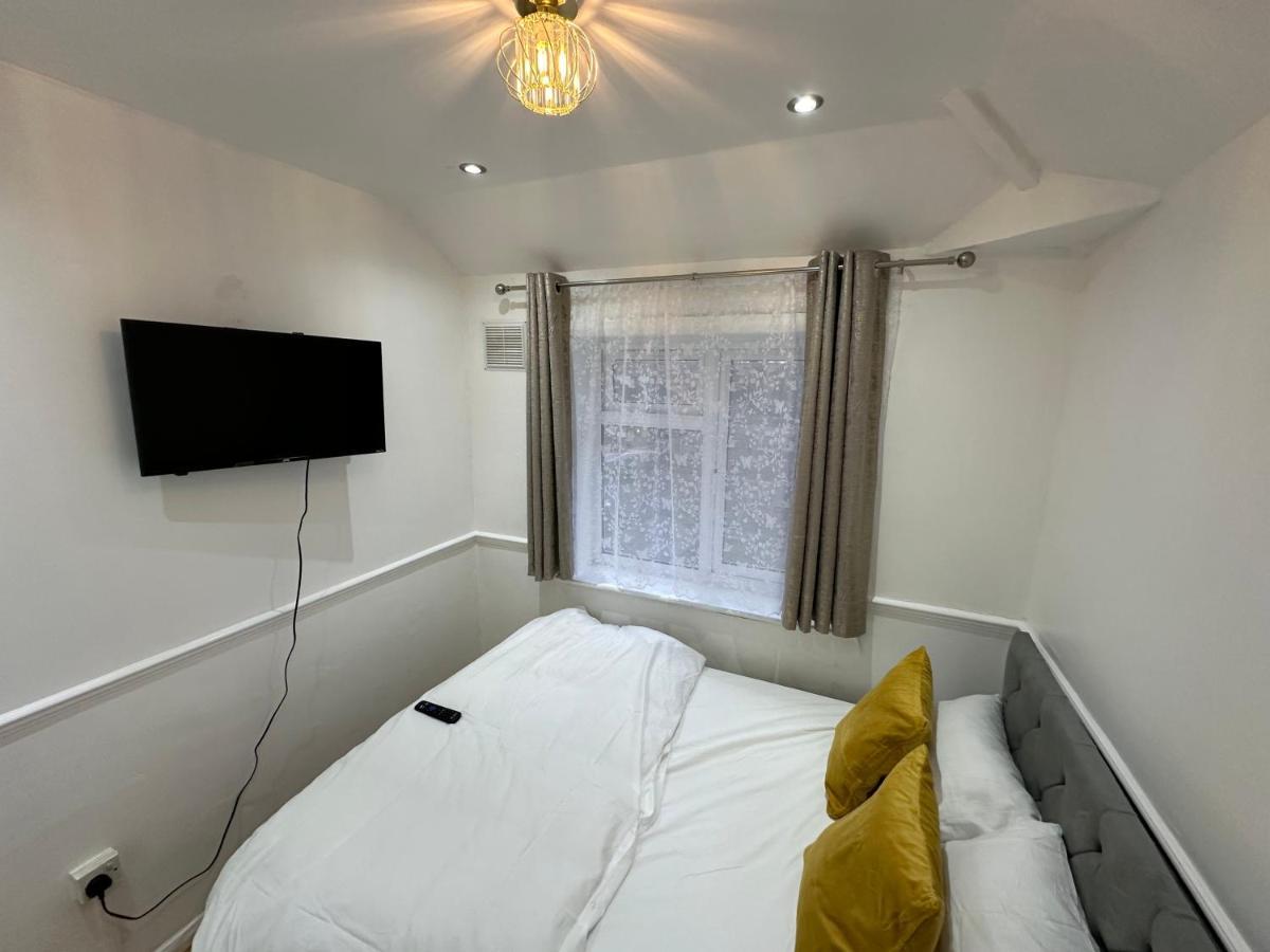 3Rd Studio Flat With Private Toilet And Bathroom Setup For Family Enjoyment 134 Keedonwood Road Bromley Eksteriør bilde