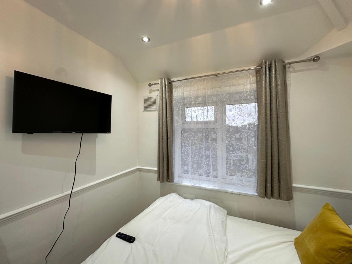 3Rd Studio Flat With Private Toilet And Bathroom Setup For Family Enjoyment 134 Keedonwood Road Bromley Eksteriør bilde