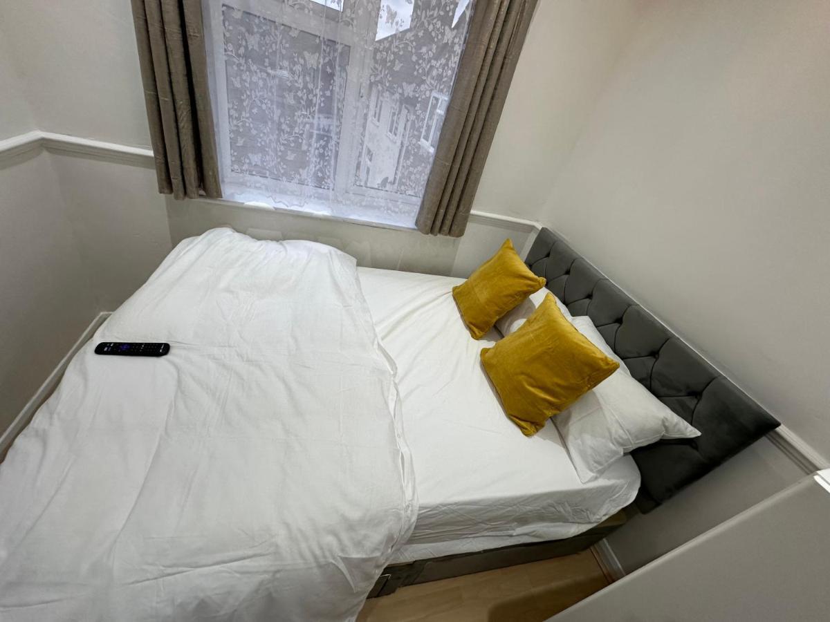 3Rd Studio Flat With Private Toilet And Bathroom Setup For Family Enjoyment 134 Keedonwood Road Bromley Eksteriør bilde