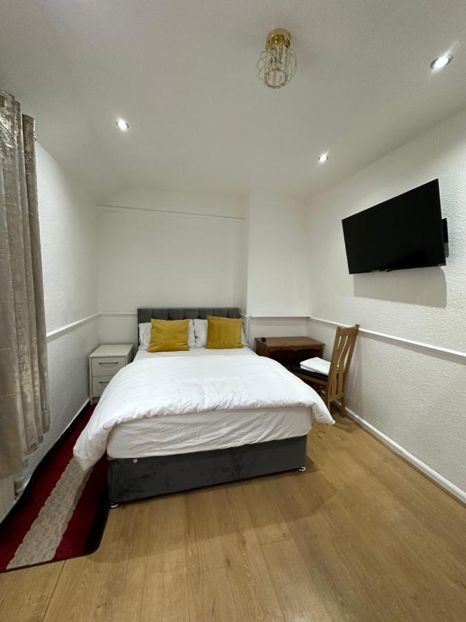 3Rd Studio Flat With Private Toilet And Bathroom Setup For Family Enjoyment 134 Keedonwood Road Bromley Eksteriør bilde
