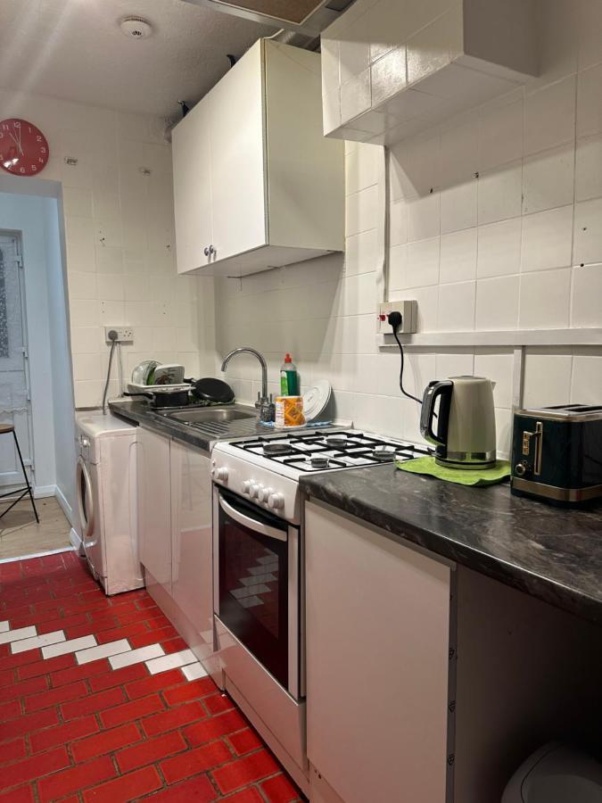 3Rd Studio Flat With Private Toilet And Bathroom Setup For Family Enjoyment 134 Keedonwood Road Bromley Eksteriør bilde