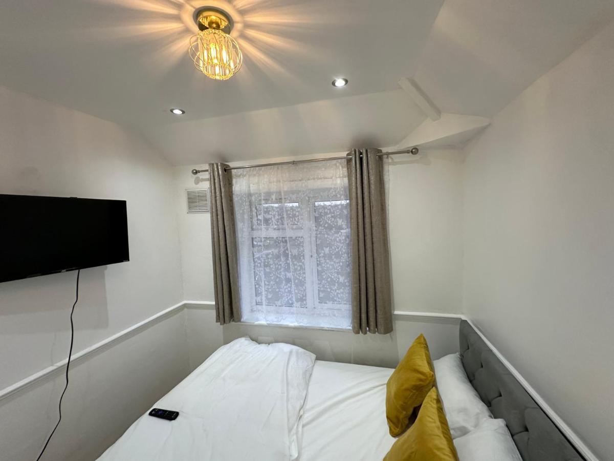 3Rd Studio Flat With Private Toilet And Bathroom Setup For Family Enjoyment 134 Keedonwood Road Bromley Eksteriør bilde