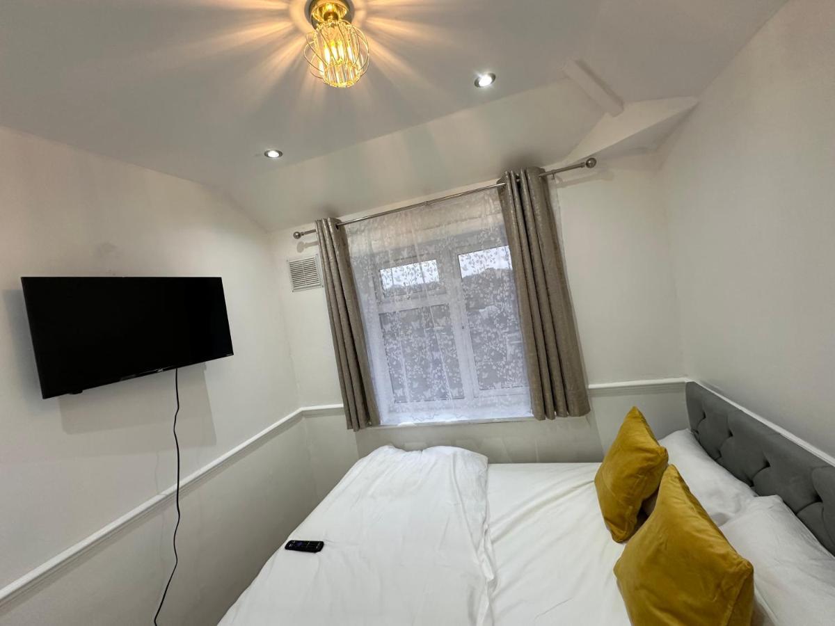 3Rd Studio Flat With Private Toilet And Bathroom Setup For Family Enjoyment 134 Keedonwood Road Bromley Eksteriør bilde