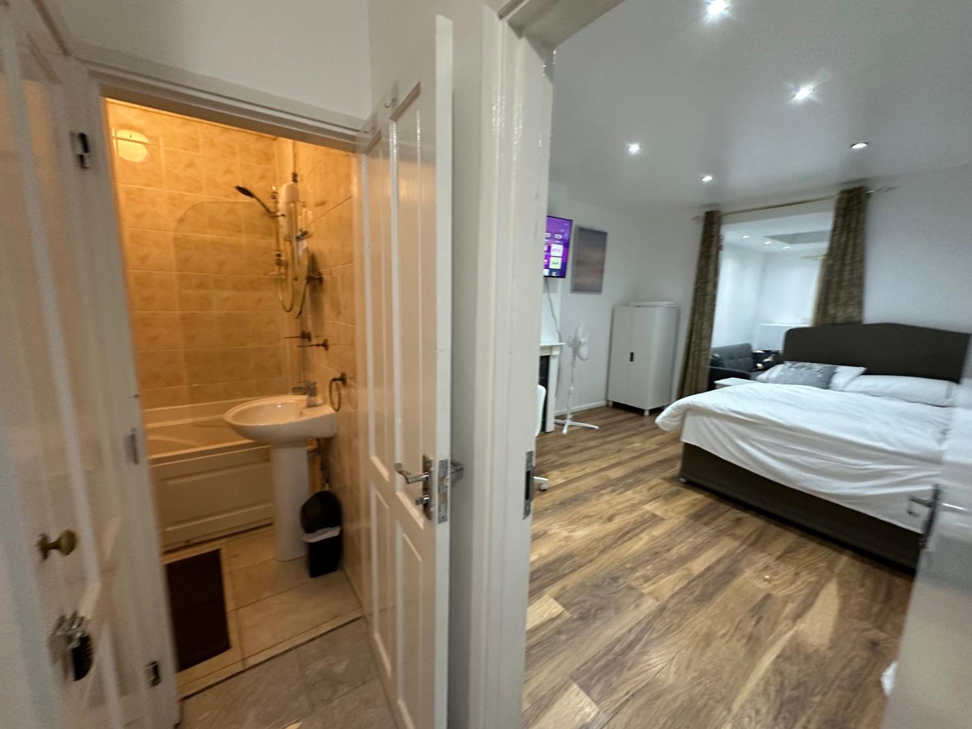 3Rd Studio Flat With Private Toilet And Bathroom Setup For Family Enjoyment 134 Keedonwood Road Bromley Eksteriør bilde
