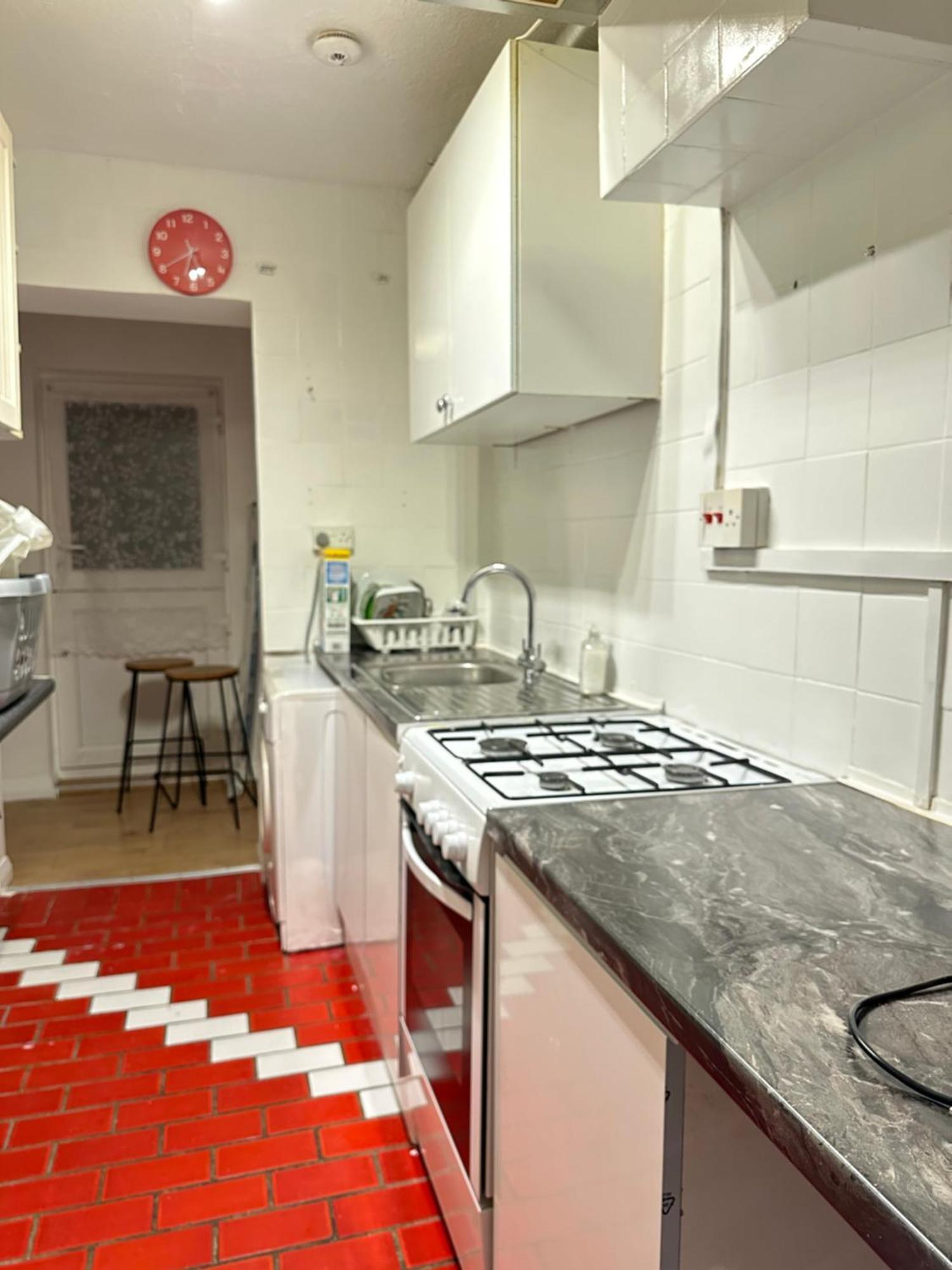 3Rd Studio Flat With Private Toilet And Bathroom Setup For Family Enjoyment 134 Keedonwood Road Bromley Eksteriør bilde