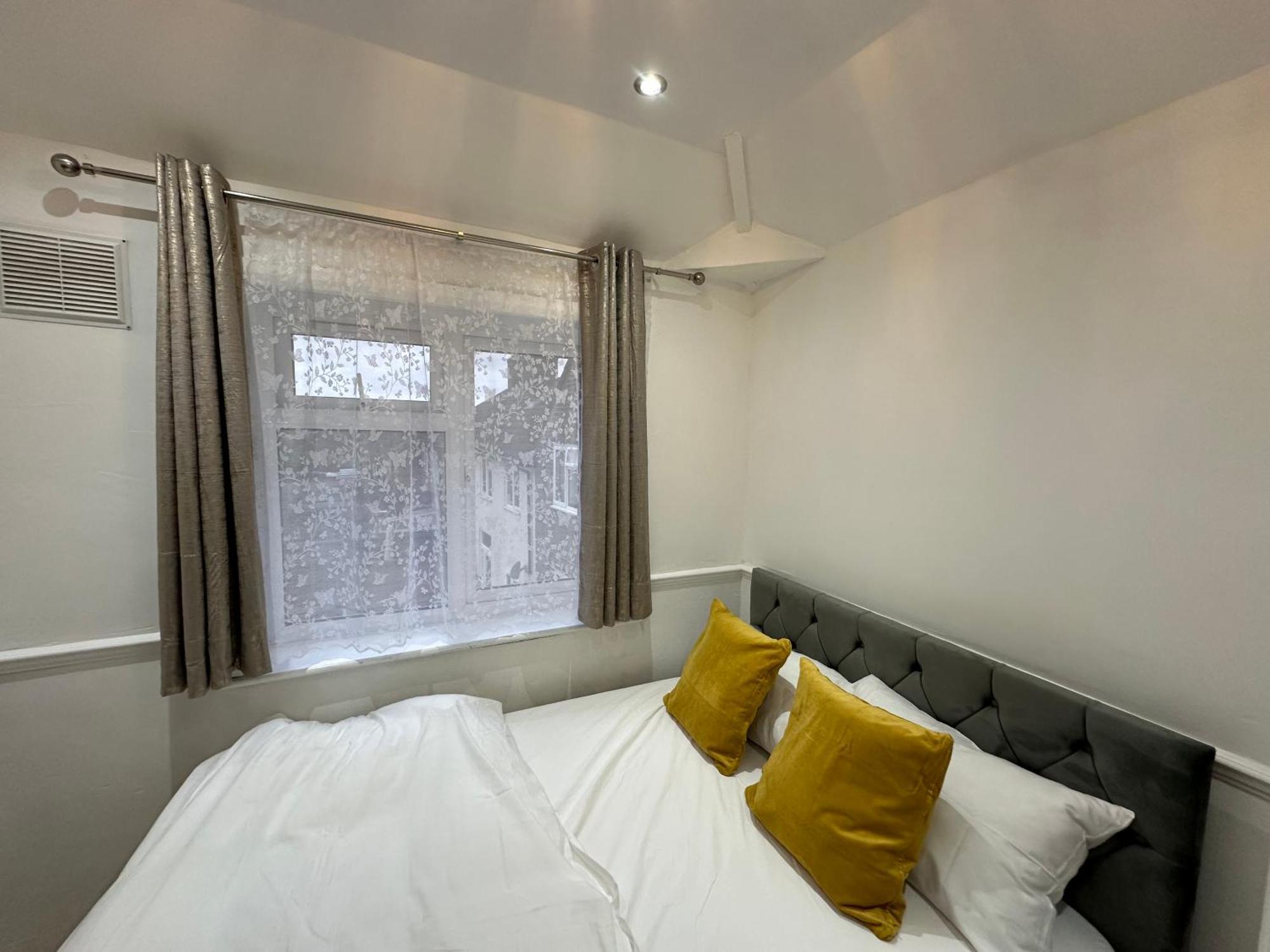 3Rd Studio Flat With Private Toilet And Bathroom Setup For Family Enjoyment 134 Keedonwood Road Bromley Eksteriør bilde
