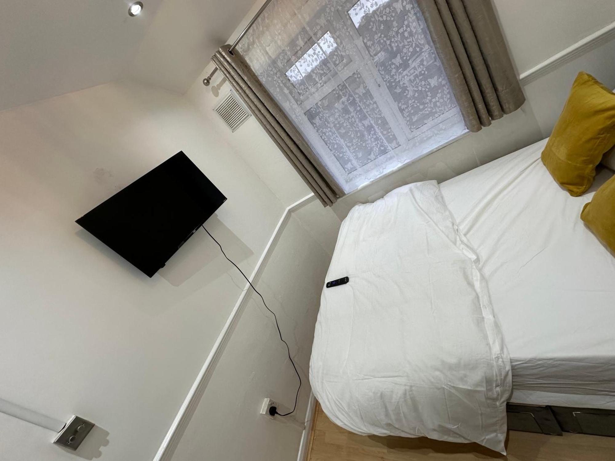 3Rd Studio Flat With Private Toilet And Bathroom Setup For Family Enjoyment 134 Keedonwood Road Bromley Eksteriør bilde