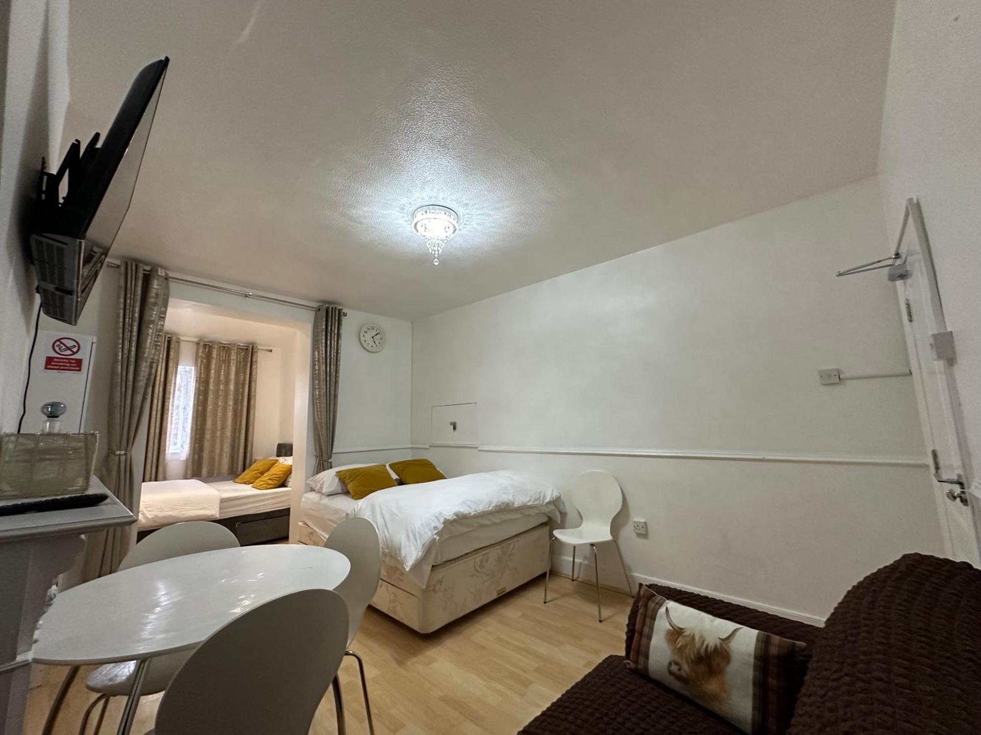 3Rd Studio Flat With Private Toilet And Bathroom Setup For Family Enjoyment 134 Keedonwood Road Bromley Eksteriør bilde