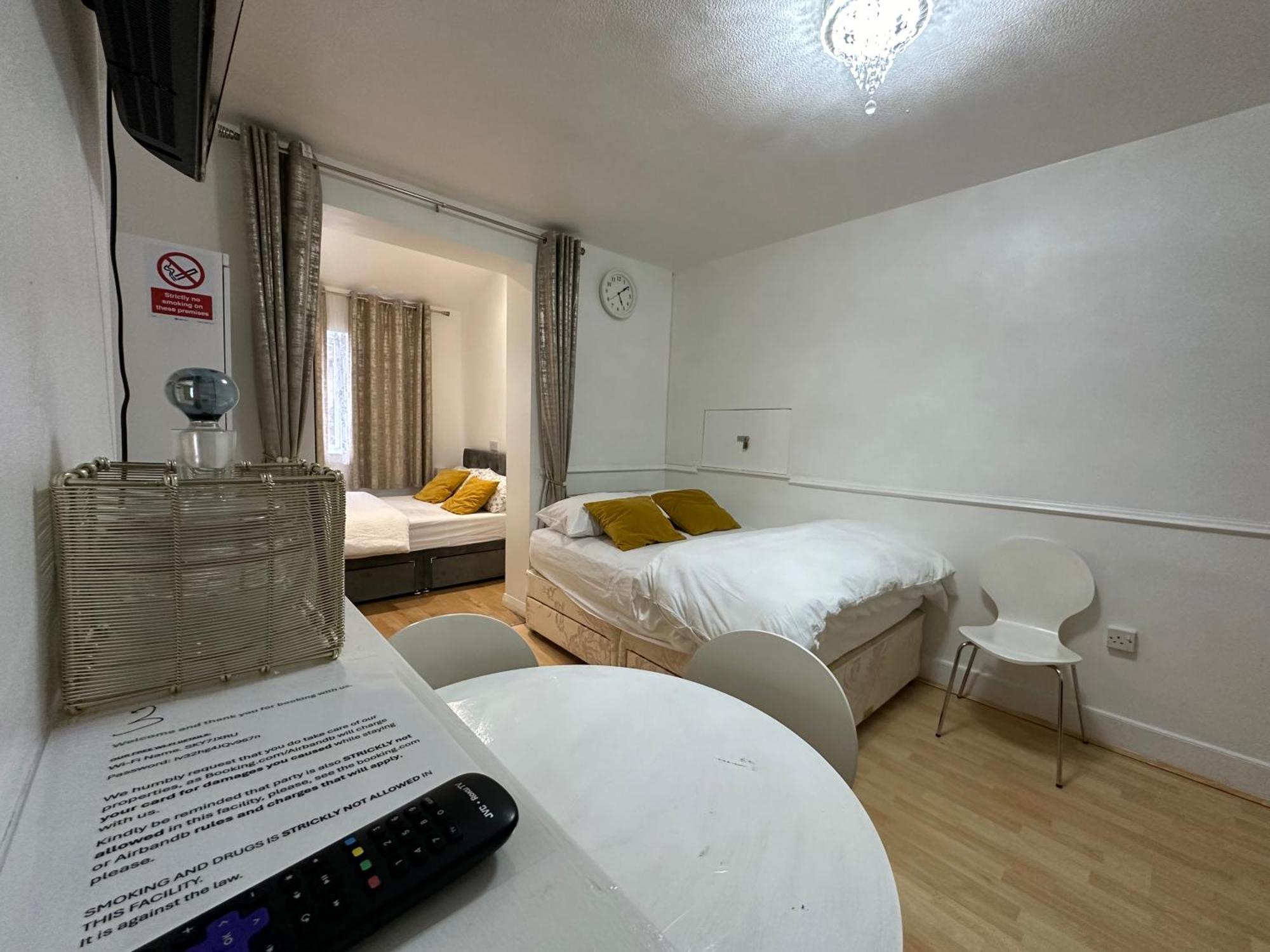 3Rd Studio Flat With Private Toilet And Bathroom Setup For Family Enjoyment 134 Keedonwood Road Bromley Eksteriør bilde