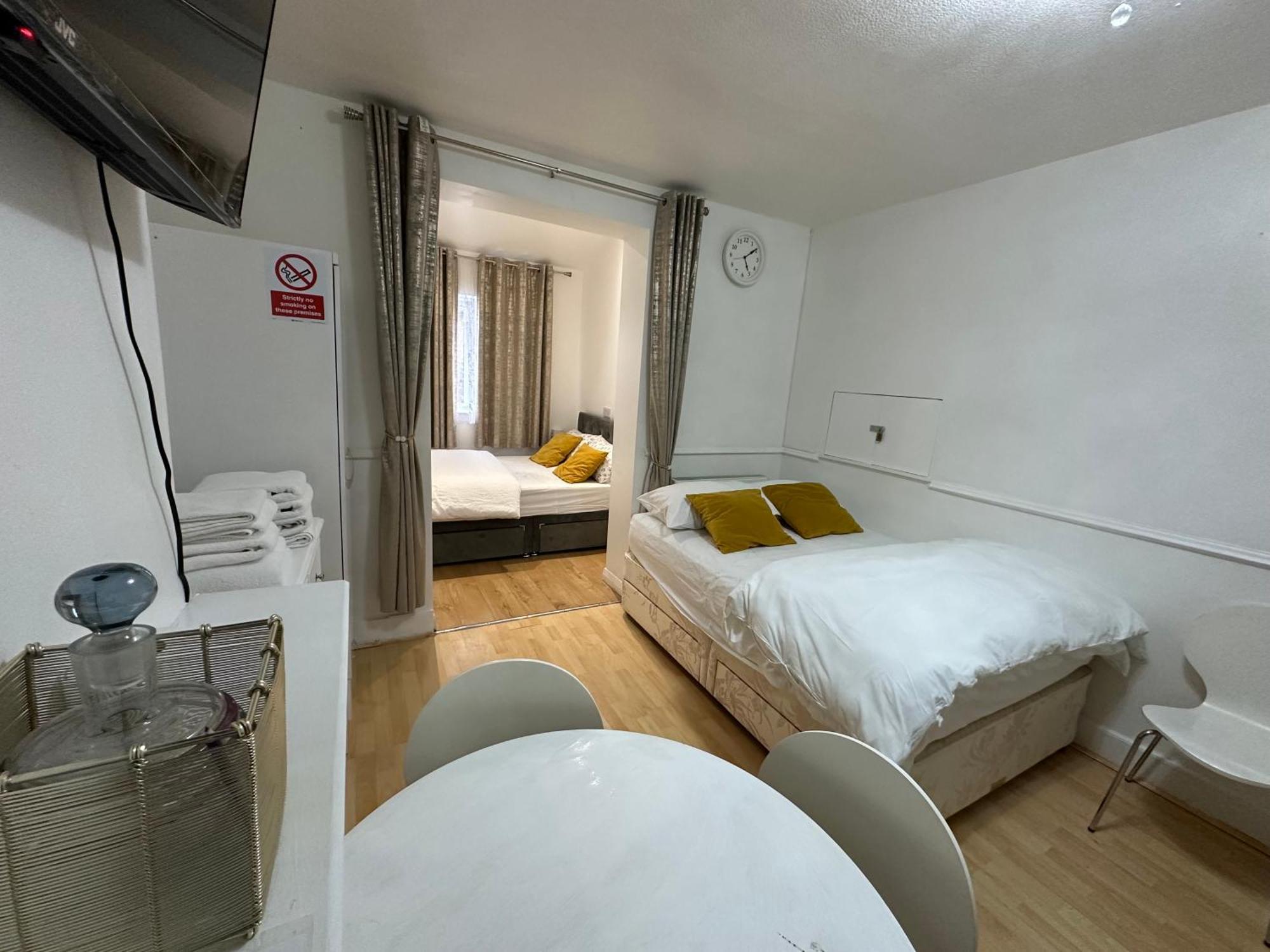 3Rd Studio Flat With Private Toilet And Bathroom Setup For Family Enjoyment 134 Keedonwood Road Bromley Eksteriør bilde