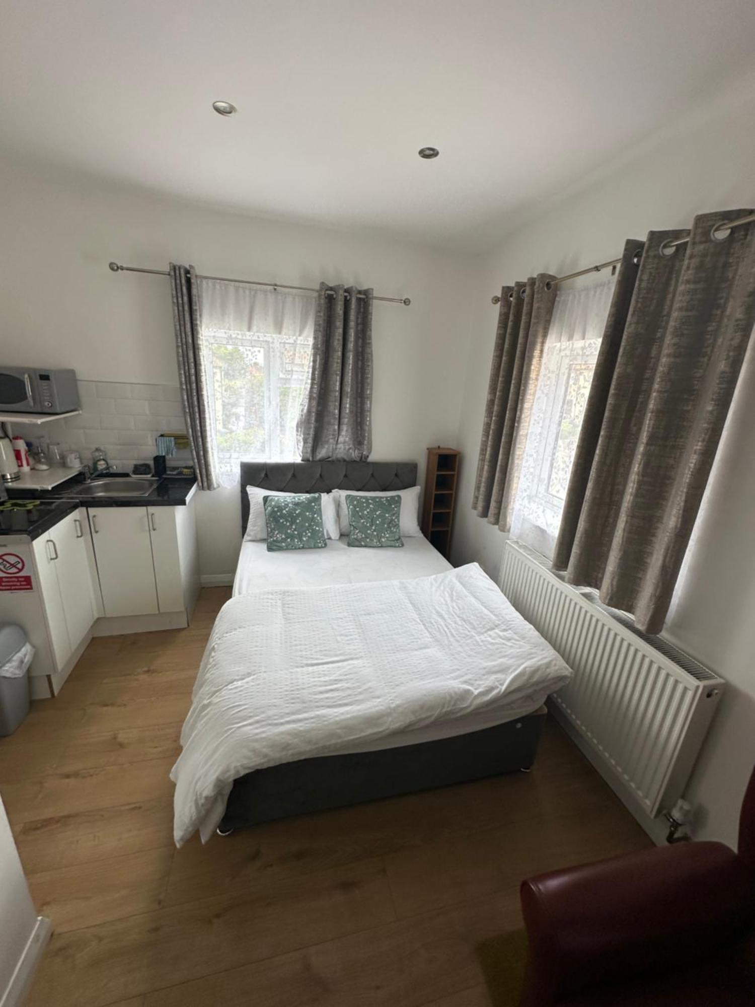 3Rd Studio Flat With Private Toilet And Bathroom Setup For Family Enjoyment 134 Keedonwood Road Bromley Eksteriør bilde