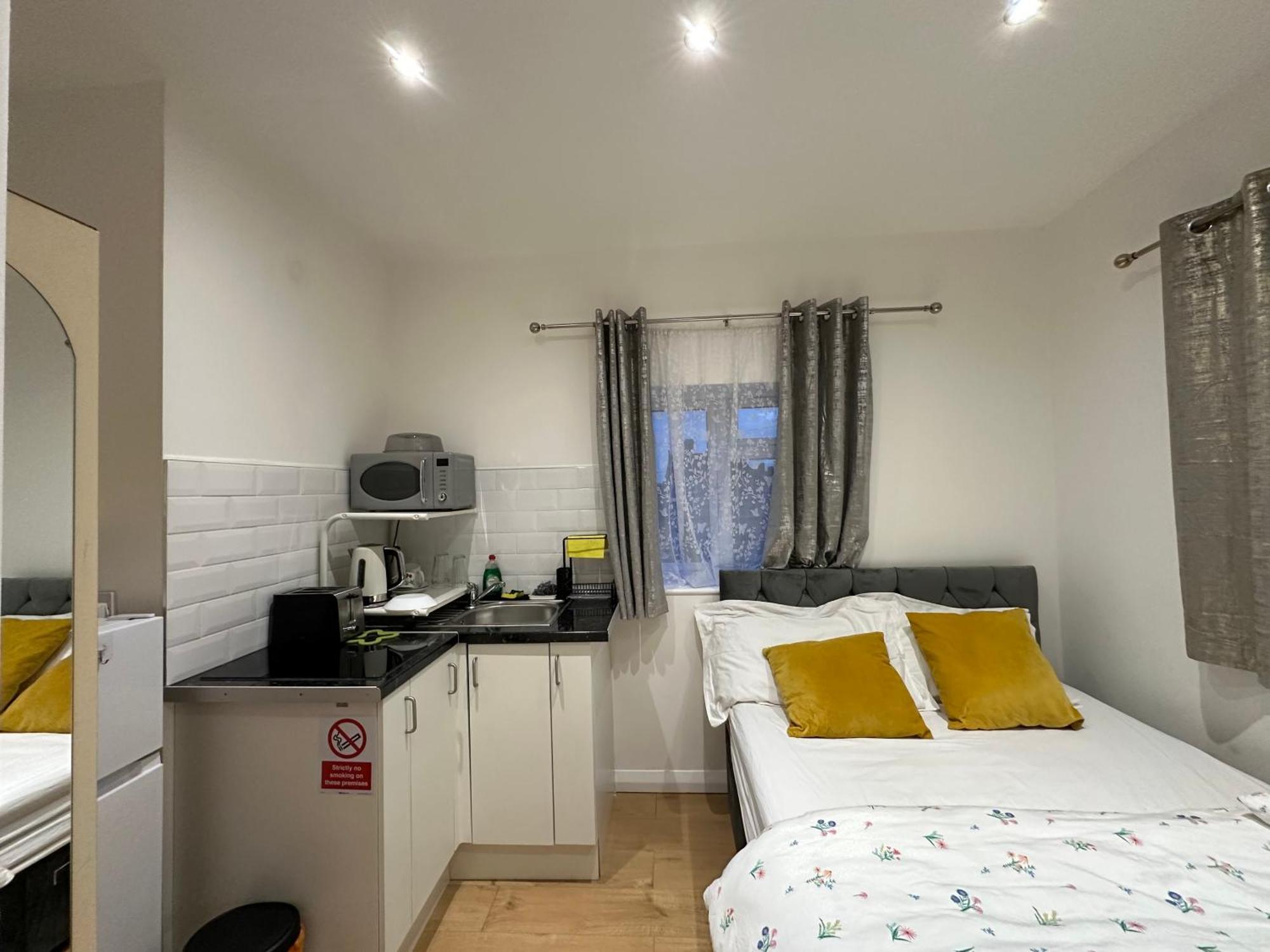 3Rd Studio Flat With Private Toilet And Bathroom Setup For Family Enjoyment 134 Keedonwood Road Bromley Eksteriør bilde